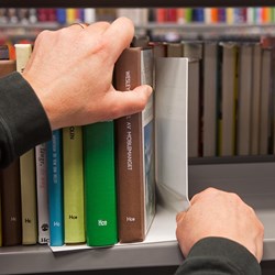 E3252 - Hold on book support