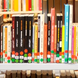 E3106 - Self-adhesive punched colour markers